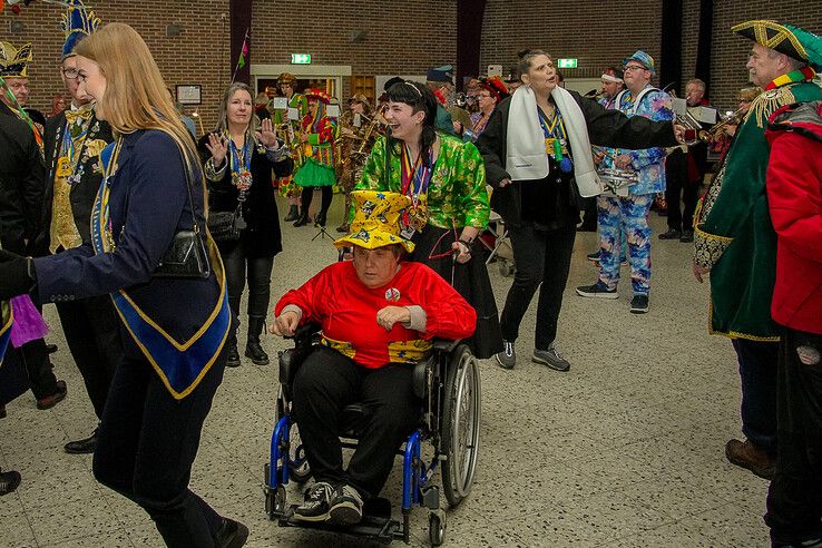 In beeld: Harm Wolters bouwt carnavalsfeestje  voor mensen met beperking - Foto: Obbe Bakker