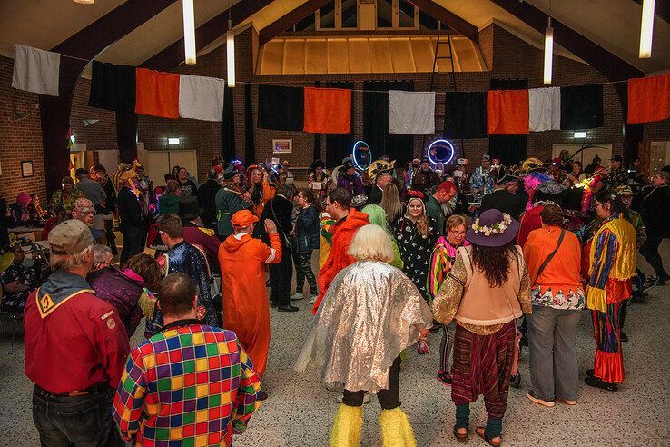 In beeld: Harm Wolters bouwt carnavalsfeestje  voor mensen met beperking - Foto: Obbe Bakker