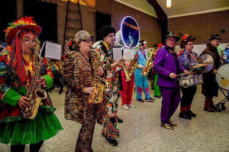 In beeld: Harm Wolters bouwt carnavalsfeestje  voor mensen met beperking - Foto: Obbe Bakker