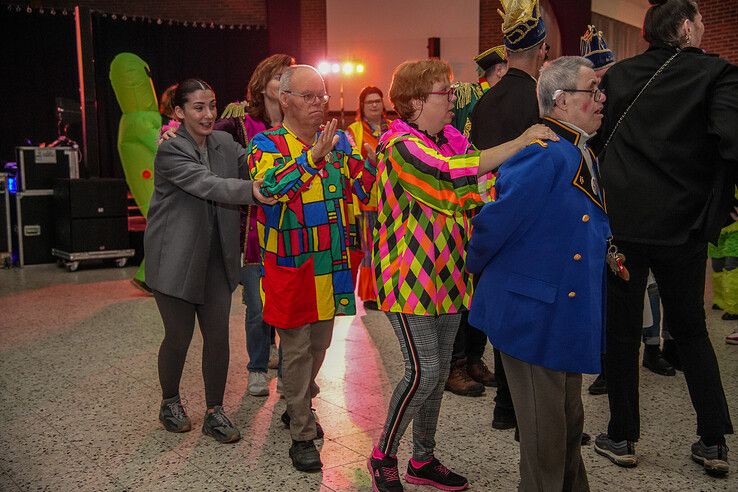 In beeld: Harm Wolters bouwt carnavalsfeestje  voor mensen met beperking - Foto: Obbe Bakker