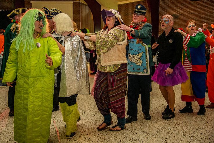 In beeld: Harm Wolters bouwt carnavalsfeestje  voor mensen met beperking - Foto: Obbe Bakker