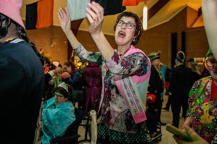 In beeld: Harm Wolters bouwt carnavalsfeestje  voor mensen met beperking - Foto: Obbe Bakker