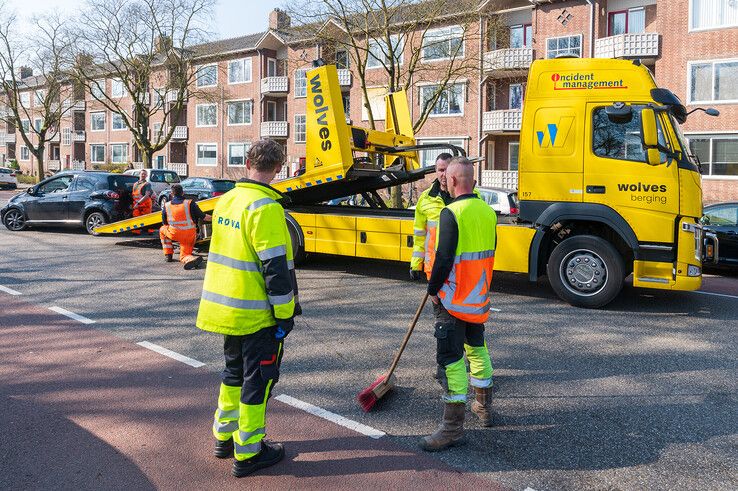 In beeld: Enorme ravage nadat dronken automobilist door Zwolle scheurt en crasht op Hanekamp - Foto: Peter Denekamp