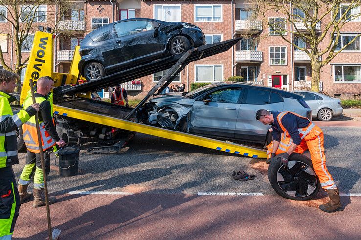 In beeld: Enorme ravage nadat dronken automobilist door Zwolle scheurt en crasht op Hanekamp - Foto: Peter Denekamp