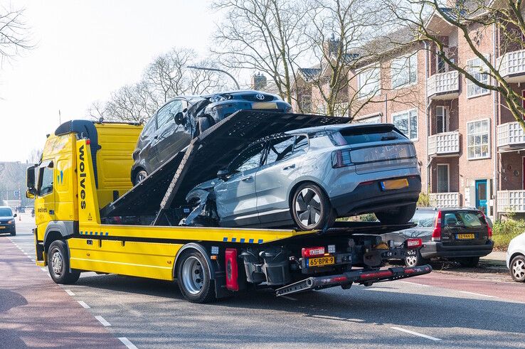 In beeld: Enorme ravage nadat dronken automobilist door Zwolle scheurt en crasht op Hanekamp - Foto: Peter Denekamp