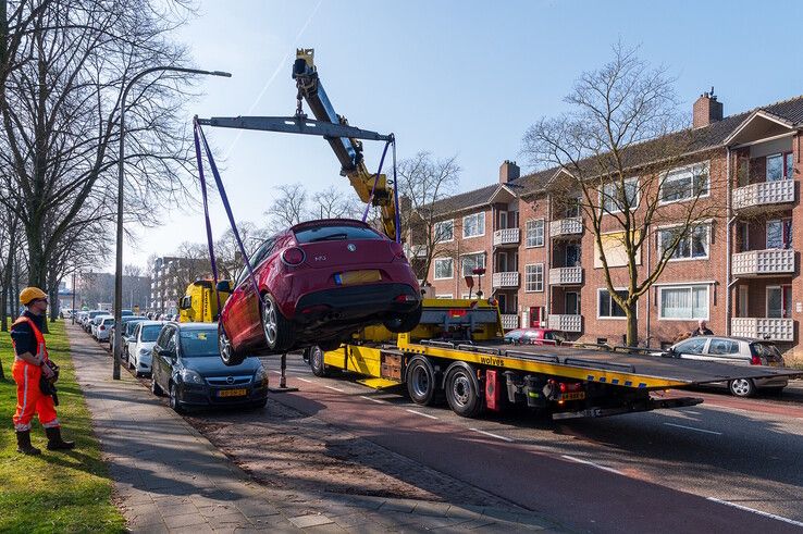 In beeld: Enorme ravage nadat dronken automobilist door Zwolle scheurt en crasht op Hanekamp - Foto: Peter Denekamp