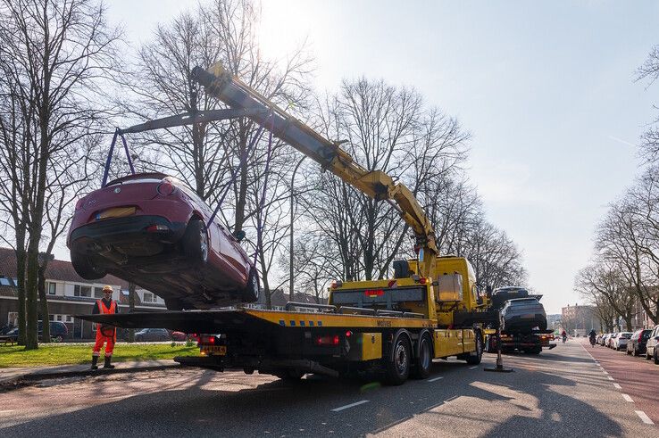 In beeld: Enorme ravage nadat dronken automobilist door Zwolle scheurt en crasht op Hanekamp - Foto: Peter Denekamp