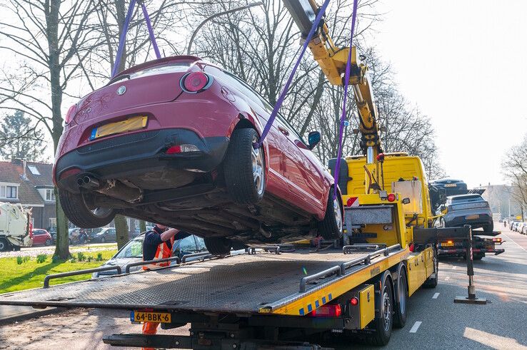 In beeld: Enorme ravage nadat dronken automobilist door Zwolle scheurt en crasht op Hanekamp - Foto: Peter Denekamp