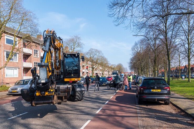 In beeld: Enorme ravage nadat dronken automobilist door Zwolle scheurt en crasht op Hanekamp - Foto: Peter Denekamp