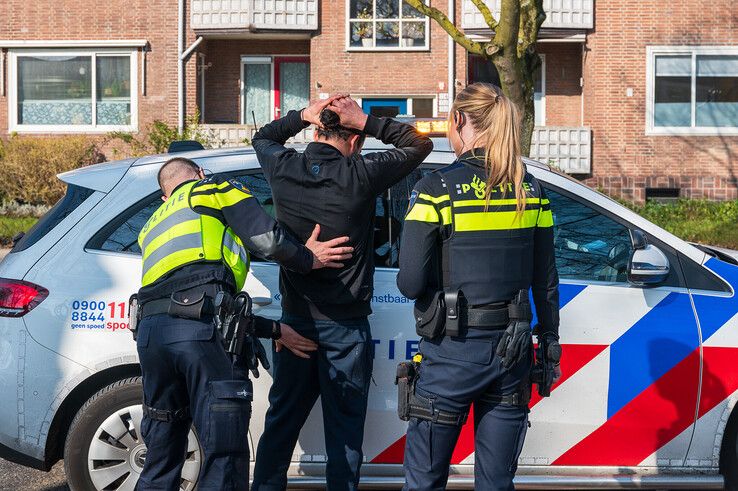 In beeld: Enorme ravage nadat dronken automobilist door Zwolle scheurt en crasht op Hanekamp - Foto: Peter Denekamp