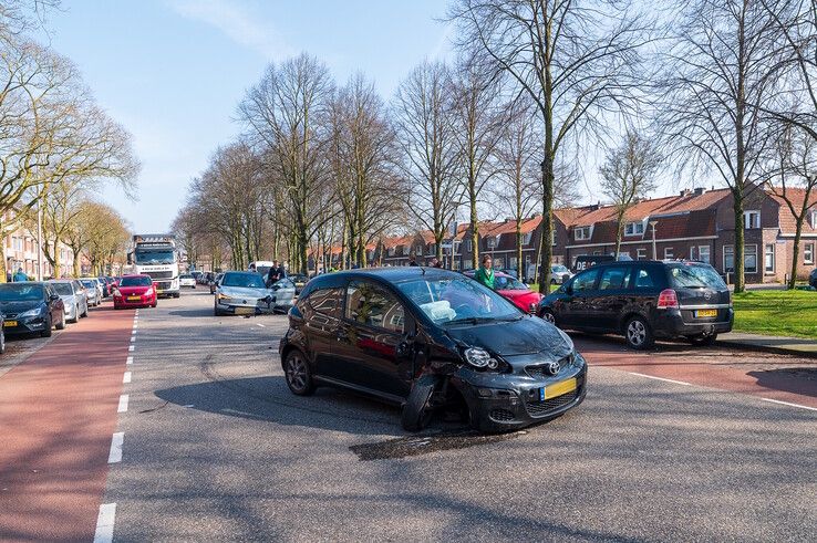 In beeld: Enorme ravage nadat dronken automobilist door Zwolle scheurt en crasht op Hanekamp - Foto: Peter Denekamp