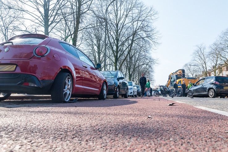 In beeld: Enorme ravage nadat dronken automobilist door Zwolle scheurt en crasht op Hanekamp - Foto: Peter Denekamp