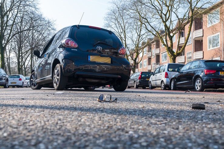 In beeld: Enorme ravage nadat dronken automobilist door Zwolle scheurt en crasht op Hanekamp - Foto: Peter Denekamp