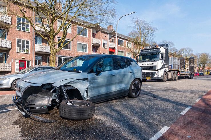 Een deel van de ravage op de Hanekamp na de crash van de dronken Zwollenaar. - Foto: Peter Denekamp