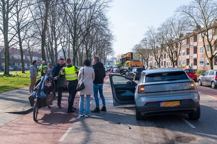 In beeld: Enorme ravage nadat dronken automobilist door Zwolle scheurt en crasht op Hanekamp - Foto: Peter Denekamp