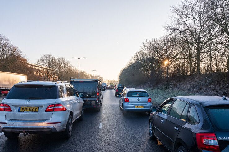 In beeld: Grote verkeerschaos door ongevallen op IJsselallee, gewonde naar ziekenhuis - Foto: Peter Denekamp