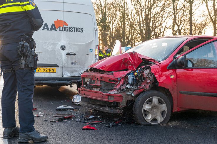 In beeld: Grote verkeerschaos door ongevallen op IJsselallee, gewonde naar ziekenhuis - Foto: Peter Denekamp