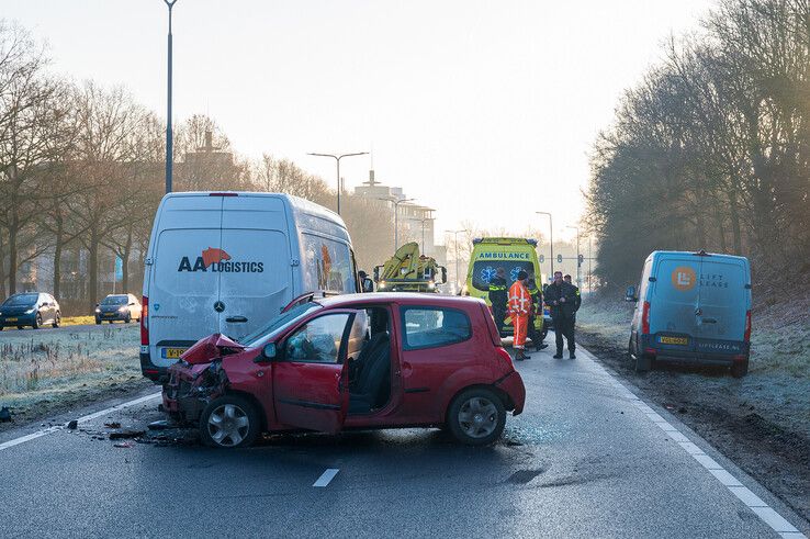 In beeld: Grote verkeerschaos door ongevallen op IJsselallee, gewonde naar ziekenhuis - Foto: Peter Denekamp