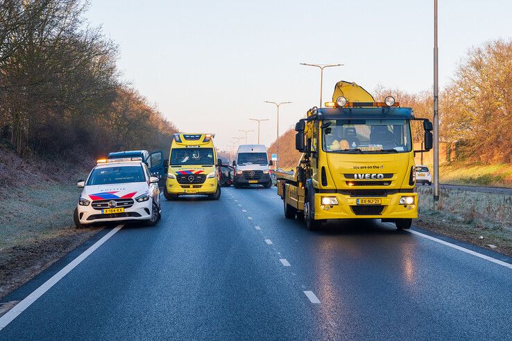 In beeld: Grote verkeerschaos door ongevallen op IJsselallee, gewonde naar ziekenhuis - Foto: Peter Denekamp