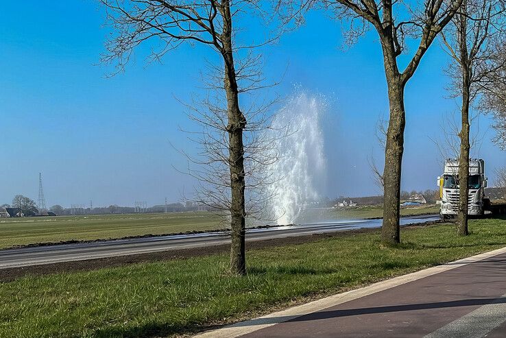 De gesprongen waterleiding bij de werkzaamheden aan de Wijheseweg. - Foto: Ingezonden foto