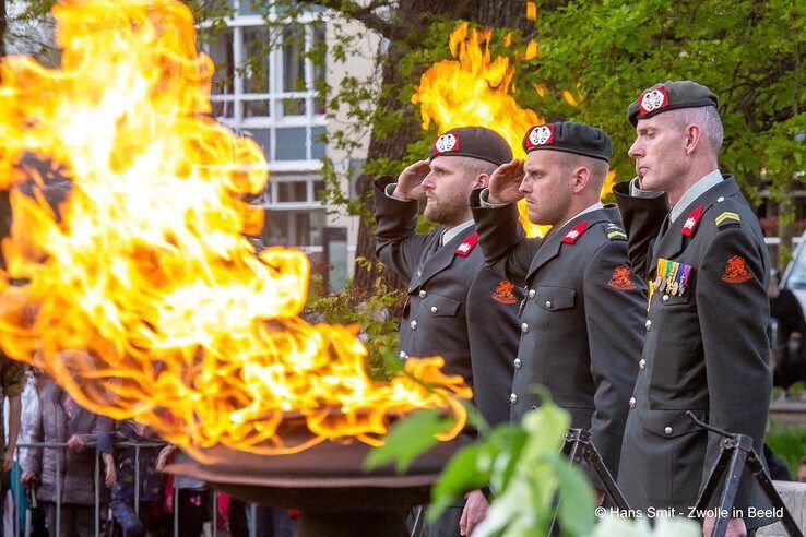 Dodenherdenking bij het centraal oorlogsmonument in Zwolle.