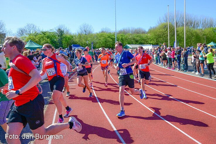 In beeld: Bijna 120 teams rennen marathonestafette in Zwolle