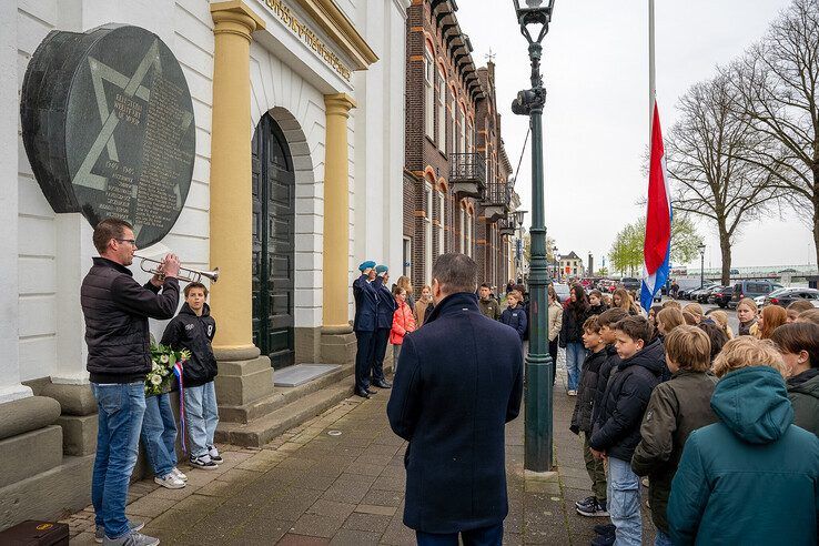 In beeld: Schoolkinderen dragen oorlogsmonumenten over op dag van bevrijding van Kampen