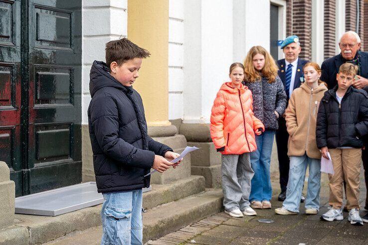 In beeld: Schoolkinderen dragen oorlogsmonumenten over op dag van bevrijding van Kampen