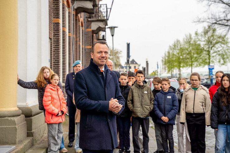 In beeld: Schoolkinderen dragen oorlogsmonumenten over op dag van bevrijding van Kampen
