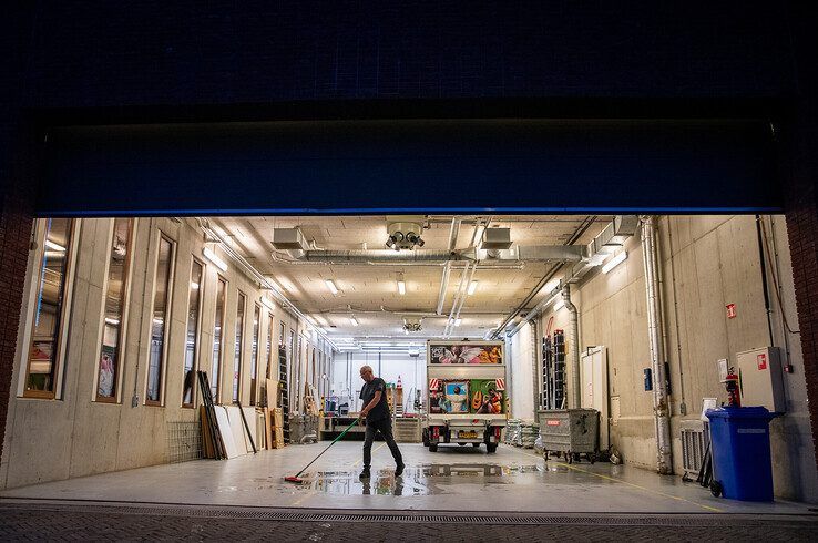 In beeld: Brand op dak Theater de Spiegel in Zwolle snel onder controle