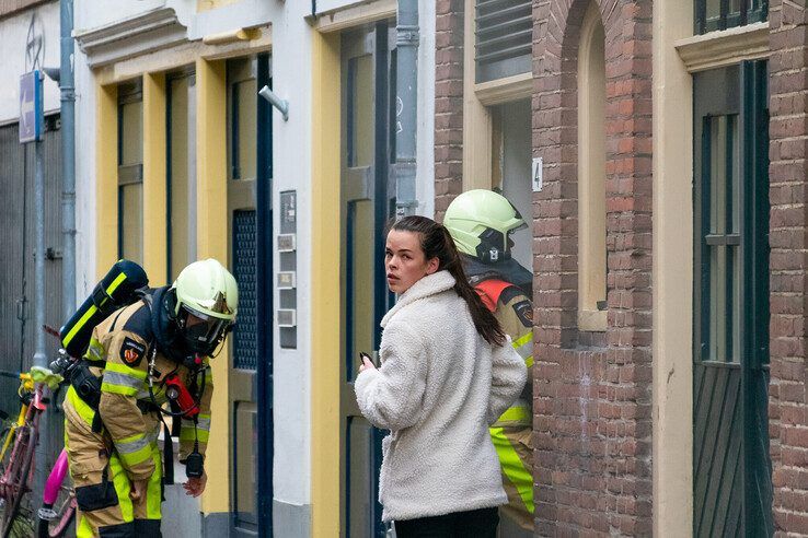 De brandweer aan de achterzijde van het restaurant in de nauwe Wolweverstraat.