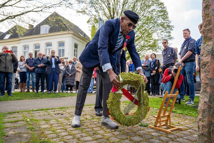 Een Canadese oud-militair legt een krans bij het oorlogsmonument.