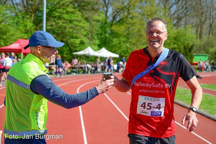 In beeld: Bijna 120 teams rennen marathonestafette in Zwolle