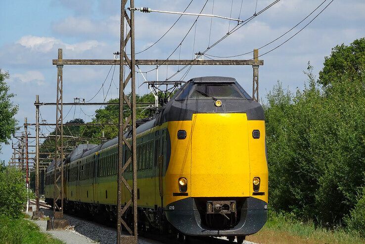 Een trein van de NS op de IJssellijn bij Olst.