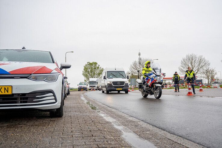 Grote verkeerscontrole langs N50: ruim 70 boetes en 3 auto’s in beslag genomen