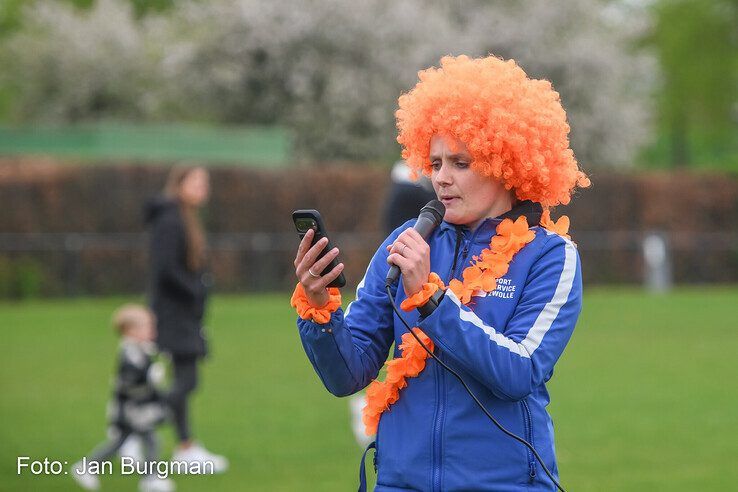In beeld: Zwolse basisschoolkinderen vieren sportief Oranjefeest tijdens Koningsspelen