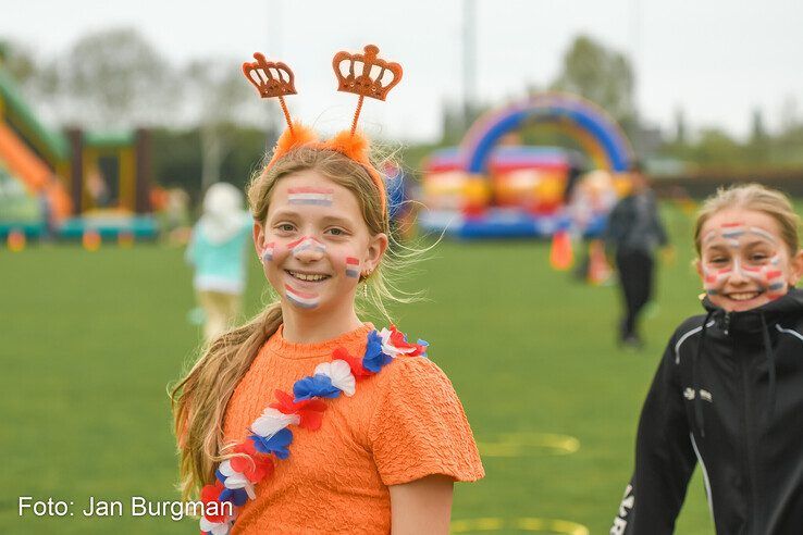 In beeld: Zwolse basisschoolkinderen vieren sportief Oranjefeest tijdens Koningsspelen