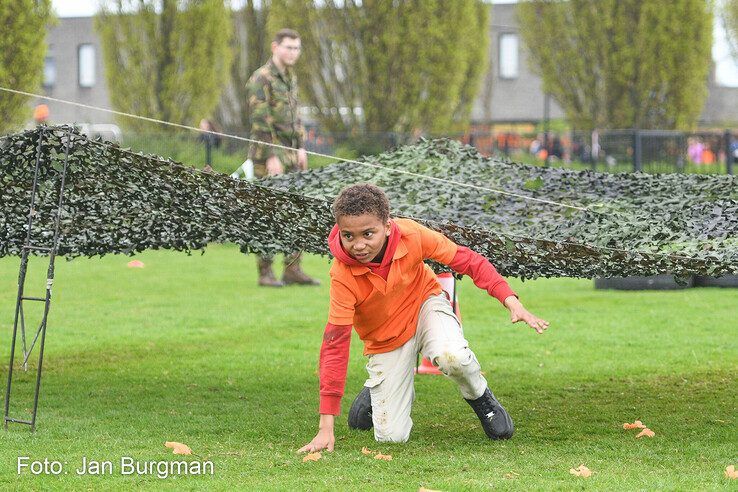 In beeld: Zwolse basisschoolkinderen vieren sportief Oranjefeest tijdens Koningsspelen