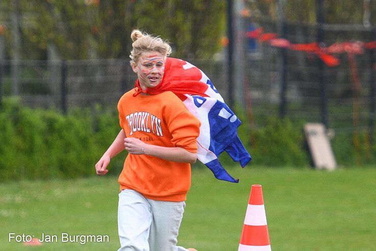 In beeld: Zwolse basisschoolkinderen vieren sportief Oranjefeest tijdens Koningsspelen