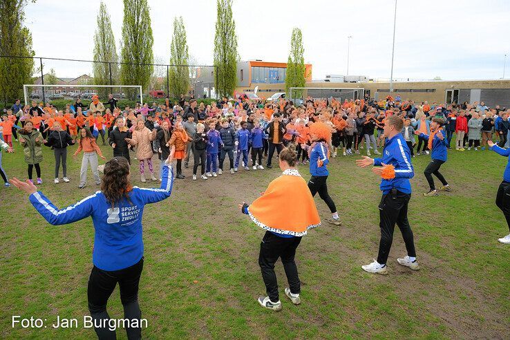 In beeld: Zwolse basisschoolkinderen vieren sportief Oranjefeest tijdens Koningsspelen