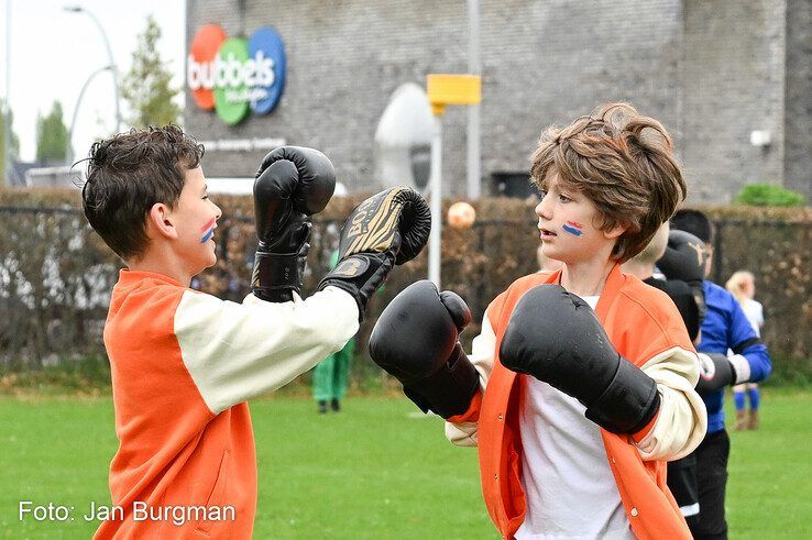 In beeld: Zwolse basisschoolkinderen vieren sportief Oranjefeest tijdens Koningsspelen