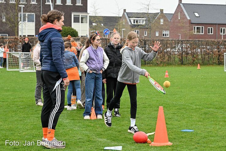 In beeld: Zwolse basisschoolkinderen vieren sportief Oranjefeest tijdens Koningsspelen