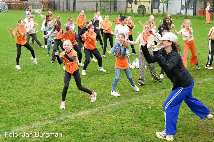 In beeld: Zwolse basisschoolkinderen vieren sportief Oranjefeest tijdens Koningsspelen