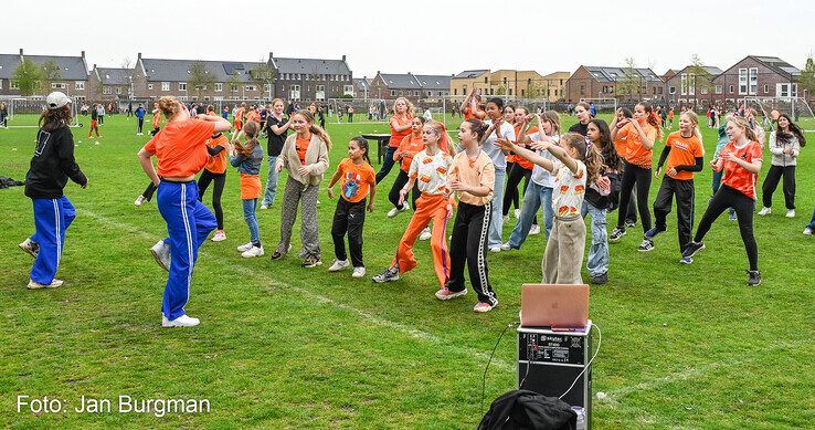In beeld: Zwolse basisschoolkinderen vieren sportief Oranjefeest tijdens Koningsspelen