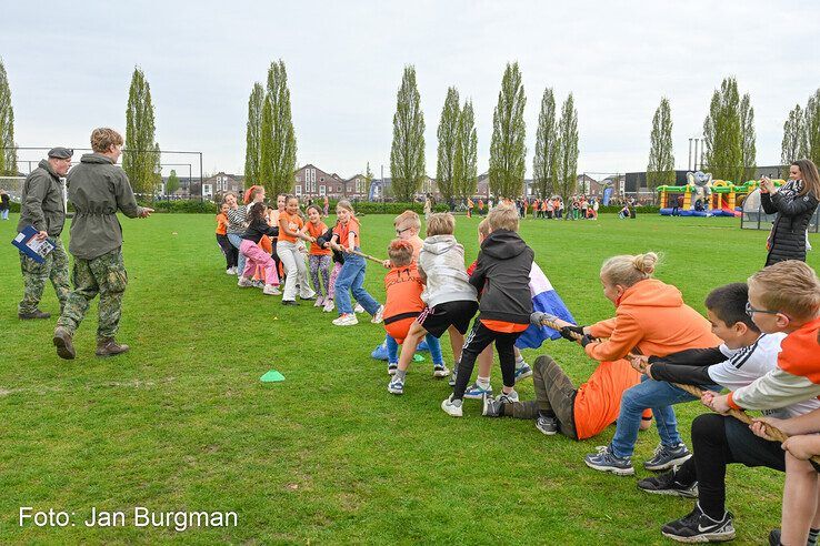In beeld: Zwolse basisschoolkinderen vieren sportief Oranjefeest tijdens Koningsspelen