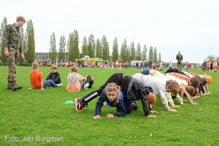 In beeld: Zwolse basisschoolkinderen vieren sportief Oranjefeest tijdens Koningsspelen