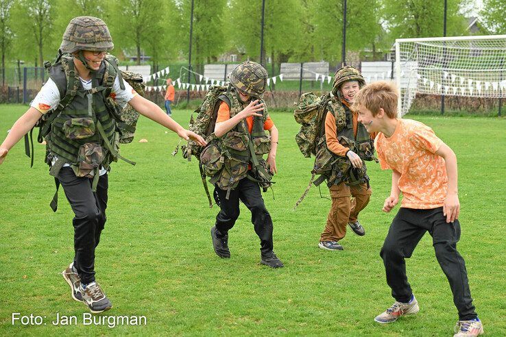 In beeld: Zwolse basisschoolkinderen vieren sportief Oranjefeest tijdens Koningsspelen