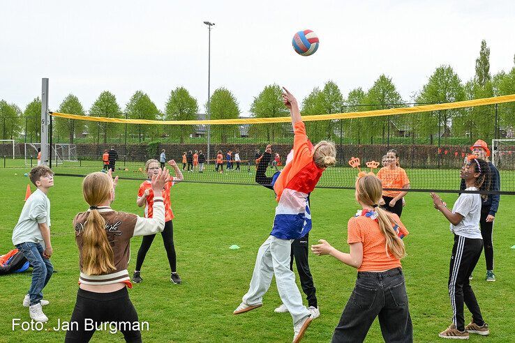 In beeld: Zwolse basisschoolkinderen vieren sportief Oranjefeest tijdens Koningsspelen