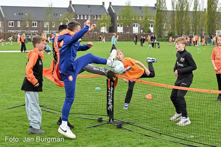 In beeld: Zwolse basisschoolkinderen vieren sportief Oranjefeest tijdens Koningsspelen