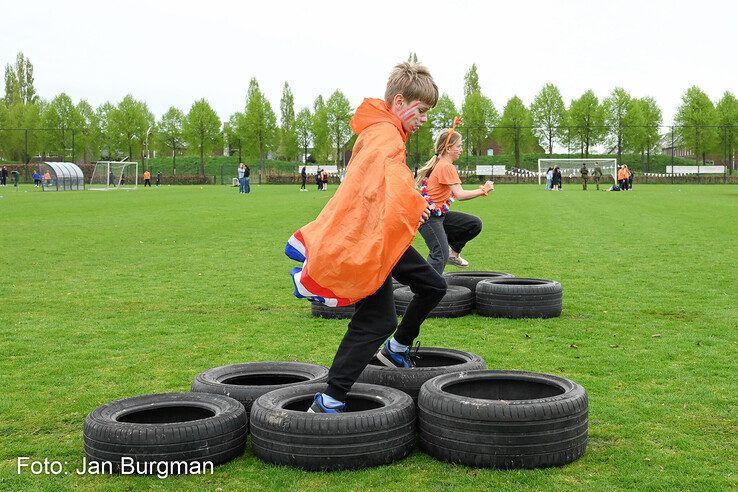 In beeld: Zwolse basisschoolkinderen vieren sportief Oranjefeest tijdens Koningsspelen